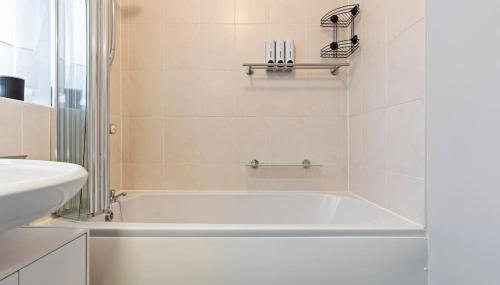 Stylish 4-Bed City Apartment, Sleeps 6, Ample Parking & Free Wi-Fi - Foto 5