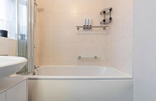 Stylish 4-Bed City Apartment, Sleeps 6, Ample Parking & Free Wi-Fi - Foto 5