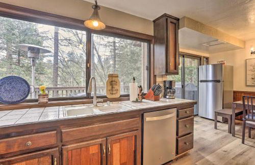 Woodsy Twin Peaks Getaway with Hot Tub and Views! - Foto 10