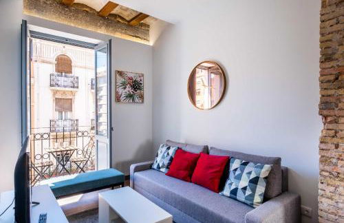 Spacious Apartment with Great Views - Photo 12