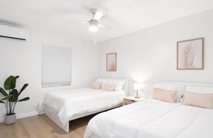M Lake Worth Beach - Modern Villas Near West Palm Beach, Chic Retro Vibes, King Bed, Cozy Backyard, BBQ, Workspace, High-Speed Internet, Free Parking, 5 Minutes to Downtown & Beach - Foto 78