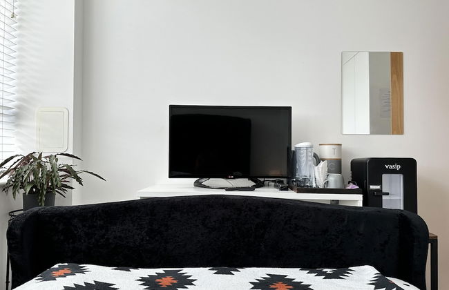 Condo Apartment With Workspace - Foto 9