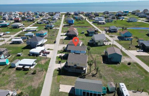 3BR Beach Retreat - Tiki Bar, Ocean Deck, Pet-Friendly & Sleeps 10 - Foto 5