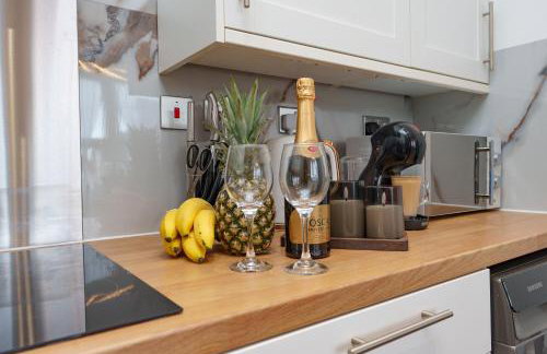 Stylish 3 Bedroom Sea View Apartment -Free Parking- Sleeps 9 - Photo 4