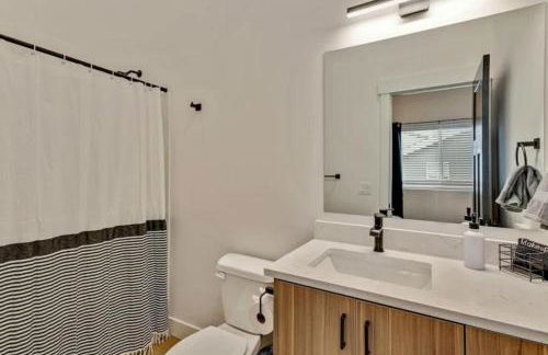 3 Min to DT - 2 Car Garage - Lux Townhome - King Bed - Foto 24