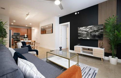 Downtown SA 2BR for 9 Pool Gym Free Parking Near River Walk - Photo 1