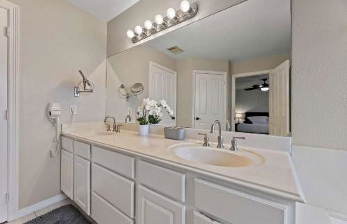 Luxurious Home with Huge Pool - Photo 36