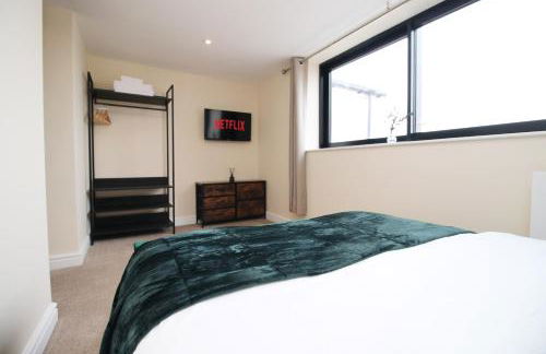 LUXURY 4 Bedroom 4 Ensuite Home in Penarth (Pool Table Games Room & BBQ Garden) with Sea Views - Photo 14