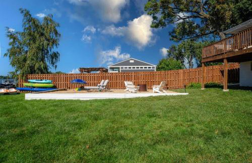 3Bed 2Bath Luxury Lake House on Myers Bay Private Pier Beach Firepit and Deck - Foto 17