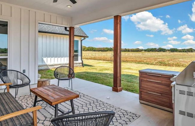 New Luxury Texas Farmhouse - Photo 32