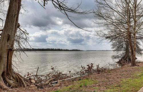 Walk to Lake Chicot Cottage with Yard and Views! - Foto 33