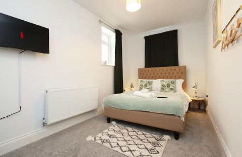 Modern 3 Bed - M4 ACCESS - Wi-Fi - Photo 44
