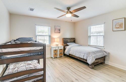 Steps to Seawall Fenced Family Home in Galveston! - Foto 15