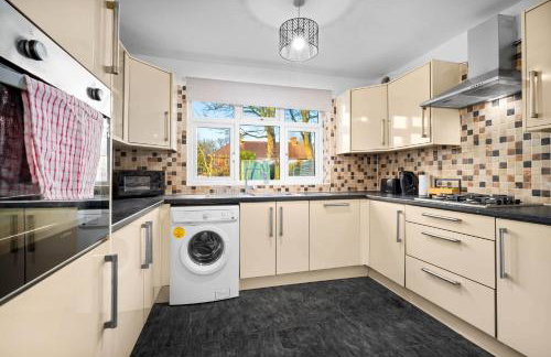 Stylish 3 Bedroom House - Garden - Pool Table - Parking 165M - Foto 7