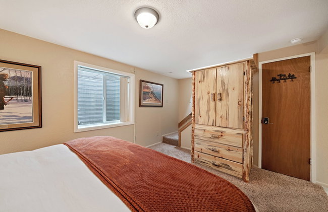 Trapper 8: Cozy 4-Bedroom Condo, 1 Minute to Yellowstone, perfect for 8 guests. - Foto 20