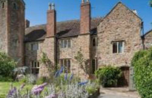 Tudor Romance- a historic manor house for holiday and corporate stays - Foto 11