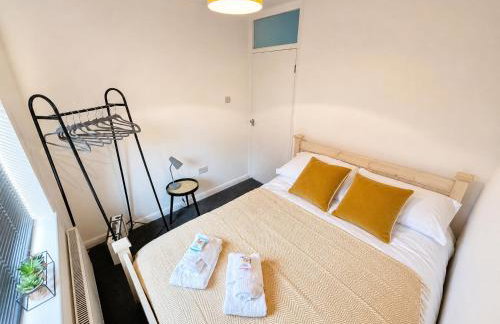 Large Home - Free Parking-WiFi By Hinkley Homes Short Lets & Serviced Accommodation - Photo 5