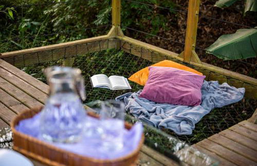 Loft Americano para Casais - Lareira Externa, Rio no Terreno, Rede Suspensa e Churrasqueira - Foto 1