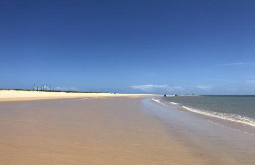 Casa com piscina e um quarto com ar split pé na areia a 50 metros da praia - Foto 24