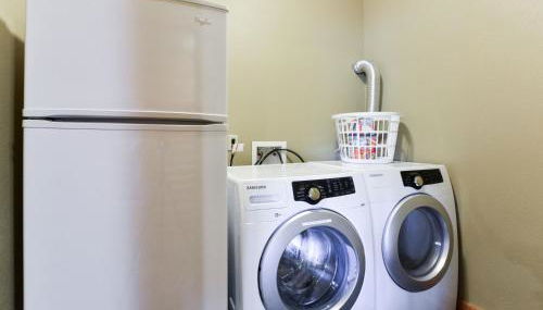 Luxury Lakefront Chalet Resort 2 Pools FREE Amenities Dock MiniGolf Waterslide - Foto 4