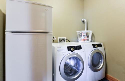 Luxury Lakefront Chalet Resort 2 Pools FREE Amenities Dock MiniGolf Waterslide - Foto 4