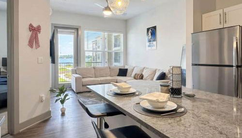 Stunning Lake Views | DART Train | Gym & Pool - Foto 2