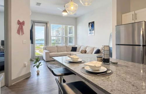 Stunning Lake Views | DART Train | Gym & Pool - Foto 2