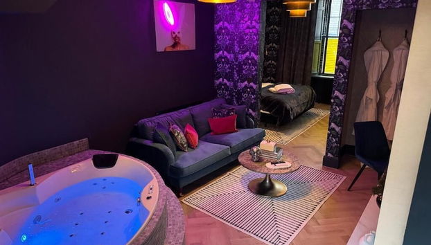 Secret Suites Lancaster - Photo 4