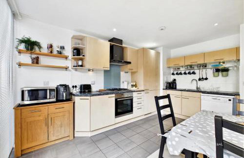 3 bed modern townhouse with self check in, sleeps 6, 35mins direct train to London Waterloo, zone 6 - Photo 17