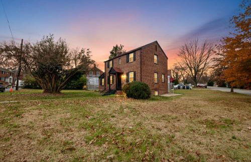 1 min to DC 8 beds sleeps 16 with yard and parking - Foto 24