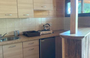 Domek nad jeziorem Wilczyńskim dla czterech osób, sypialnia z łożem małżeńskim oraz salon z rozkładanym narożnikiem - Photo 12