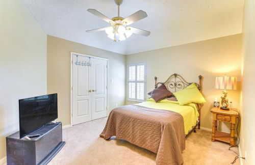 Patio, BBQ and Yard Family Retreat in Pearland - Photo 23