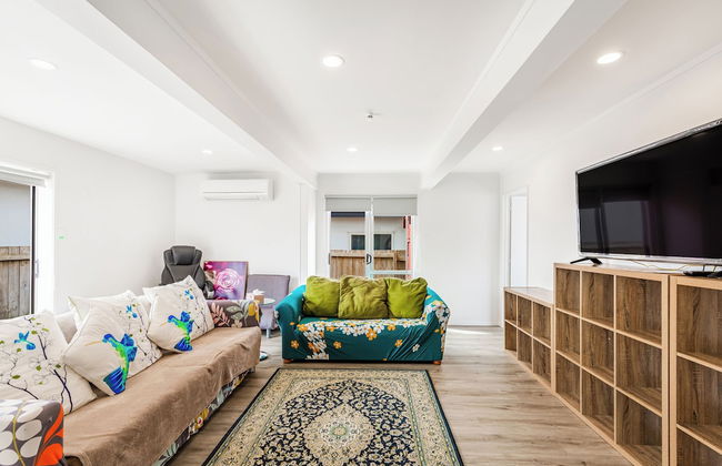 Spacious Renovated 3BR in Ellerslie I Zodiak Stays - Photo 11