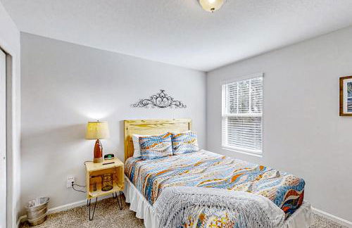 Newly-built 2-story home near the ocean with patio, washer/dryer, streaming - Photo 16