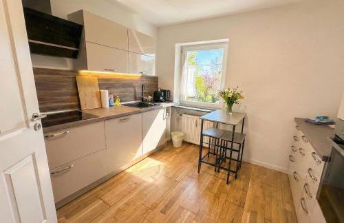 KATIES Apartments bei Regensburg - 3 Zimmer, 6 Personen, Infrarot-Sauna, Disney Plus, Balkon, Grill & Parkplatz - Foto 7