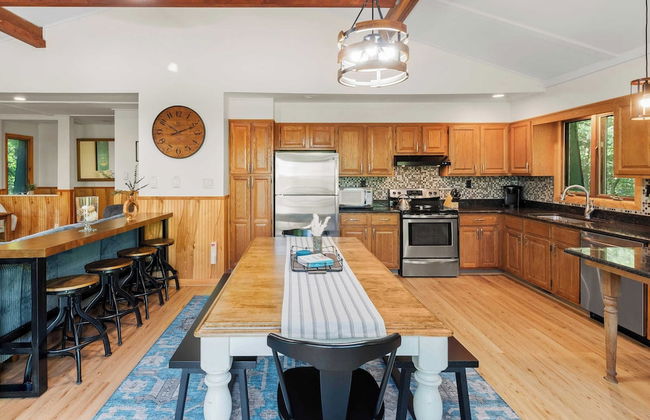 Summit Shores Tranquil Escape Designed for Groups w/ Hot Tub, Fire Pit + Game Room - Foto 11