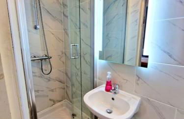 Charming Home with Private Balcony, on 1st floor, with 2 Bathrooms, 3 min walk to Earl's Court Station - Photo 31