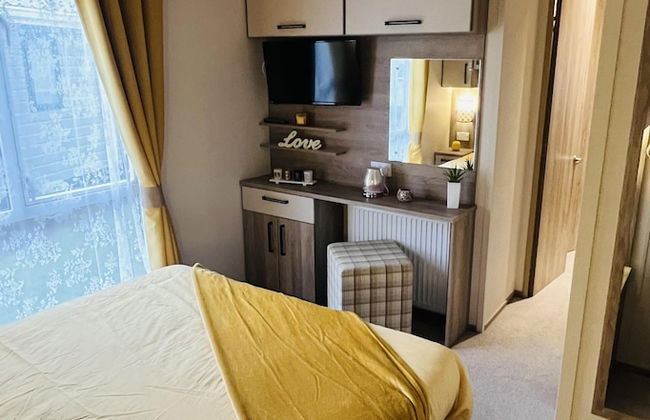 2 Bed Caravan - Sleeps 6 - Parking - Pets - Photo 9