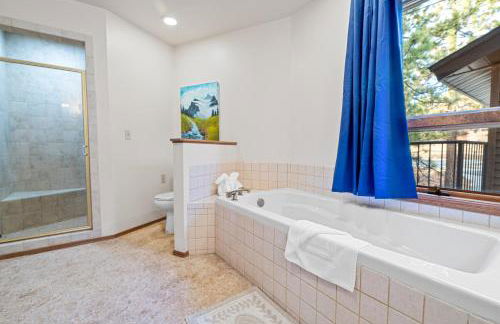 North Shore Lakefront - Spacious Lakefront with Hot Tub, & Game Room - Foto 74