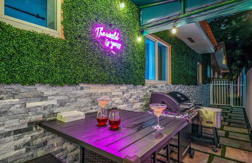 Vacay Spot Happy Escape 15 Min Beach Massage Shower Prime LOC! 6 blocks away from Bars, Nite Clubs, Res, Shops - Photo 19