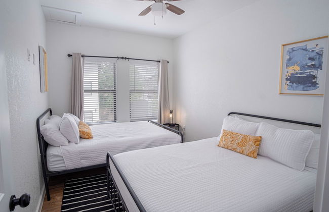 Elevate Your Stay at 3br/2.5ba Downtown Gem! - Foto 5