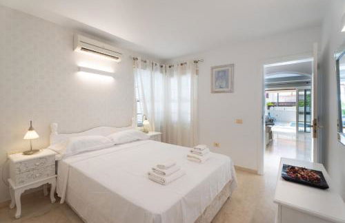 La Caleta Luxury Seaside Villa with 3 Bedrooms and Private Pool - Foto 14