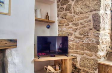 Knocker Cottage is a 3 bedroom made up of 1 double bedroom and 2 small double bedrooms in small village 10 min to beaches - Foto 9