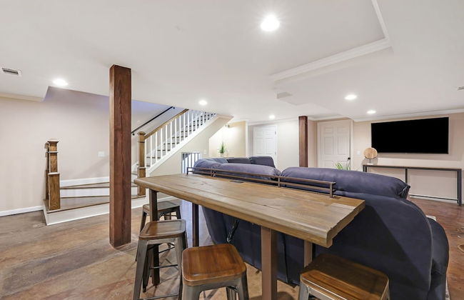 7BR Lakefront Haven Pool Hot Tub Gated 4acres - Foto 19