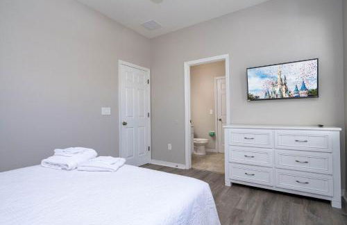 4BR Lakefront - Themed Rooms - Pool & BBQ! - Foto 8