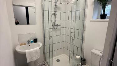 Cromwell-2 Bed Great for Contractors with Drive WiFi - Foto 2, Shower