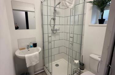 Cromwell-2 Bed Great for Contractors with Drive WiFi - Foto 2