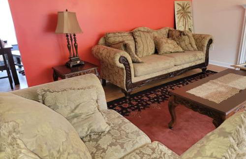 Great 4BR Home Near Emerald Pointe & Downtown - Foto 2