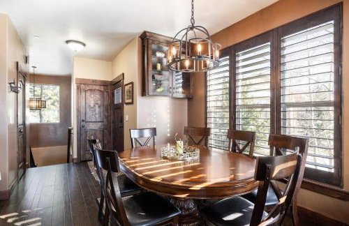 Private Hot Tub, Minutes to Ski, Cozy Getaway, Beautiful Condo- Large 3BR, Private Garage! - Photo 5