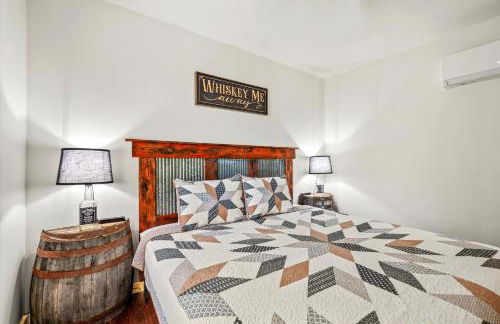 TN Whiskey Cabin- Lake and Mtn Views- Covered Deck- Game Room- Pool Table- Pets - Foto 16